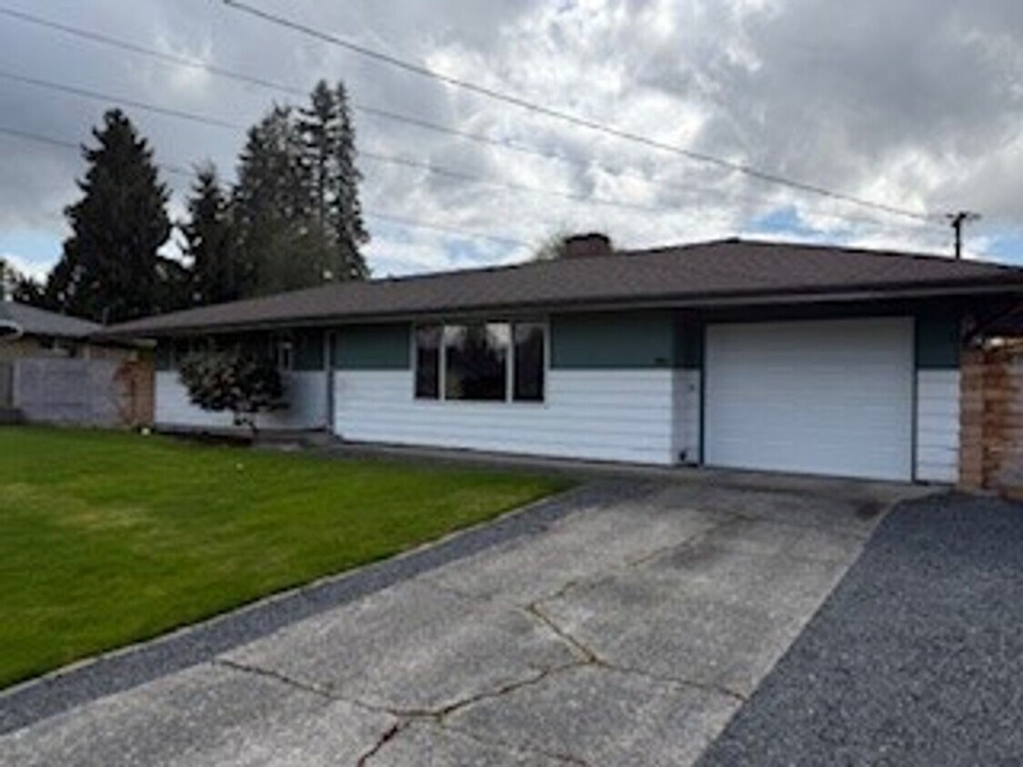 Foto principal - 3 Bedroom 1 Bath Updated Home with Large P...