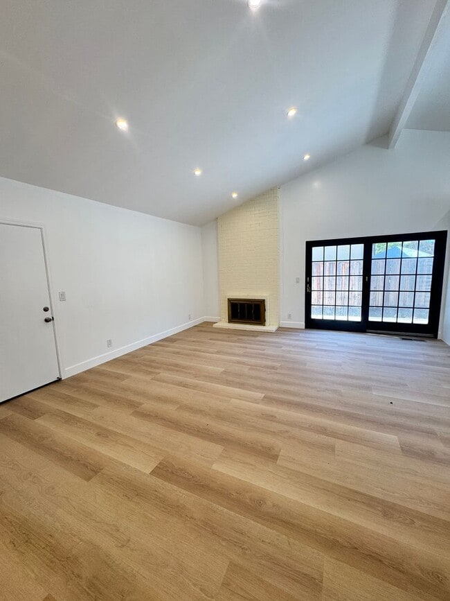 Building Photo - 9887 Broadmoor Dr