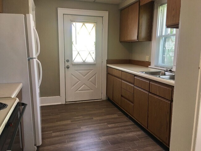 Building Photo - Don't miss out on this 2 bed located near ...