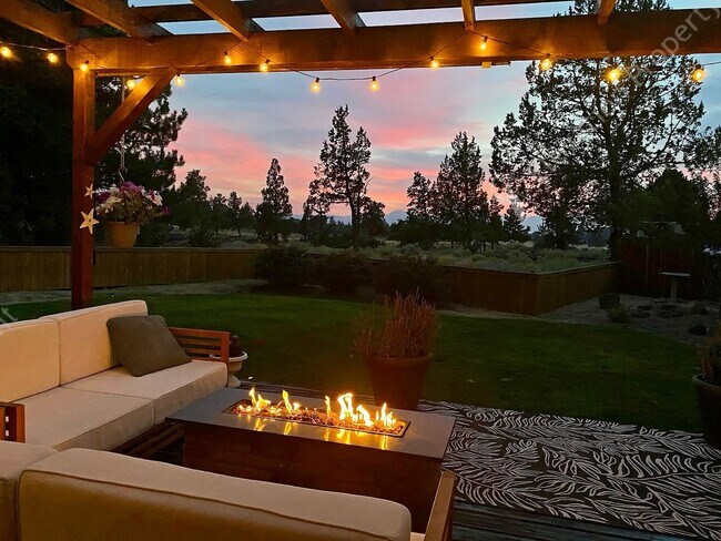 Building Photo - Coming Soon! UNFURNISHED and Updated Singl...