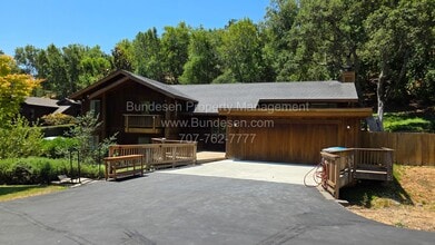Building Photo - 5 Oak Forest Rd