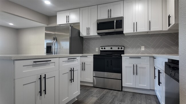 Building Photo - 917 Temple Dr