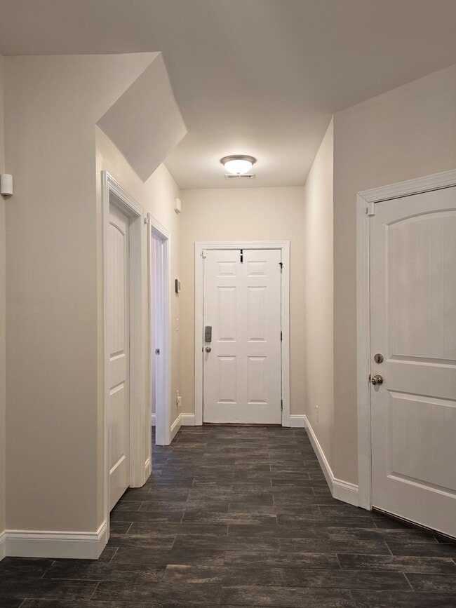 Foto del edificio - 215 Claudia Dr