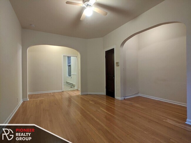 Building Photo - 717 W Barry Ave
