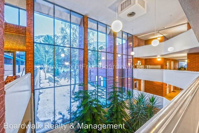 Building Photo - 850 S Donner Way
