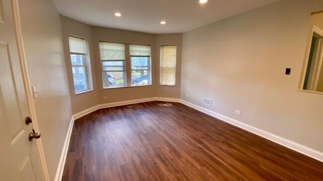 Building Photo - 2 bedroom in CHICAGO IL 60636