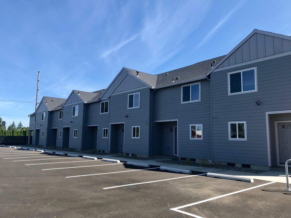 1052 N Davis St, Cornelius, OR 97113 Apartments in Cornelius, OR