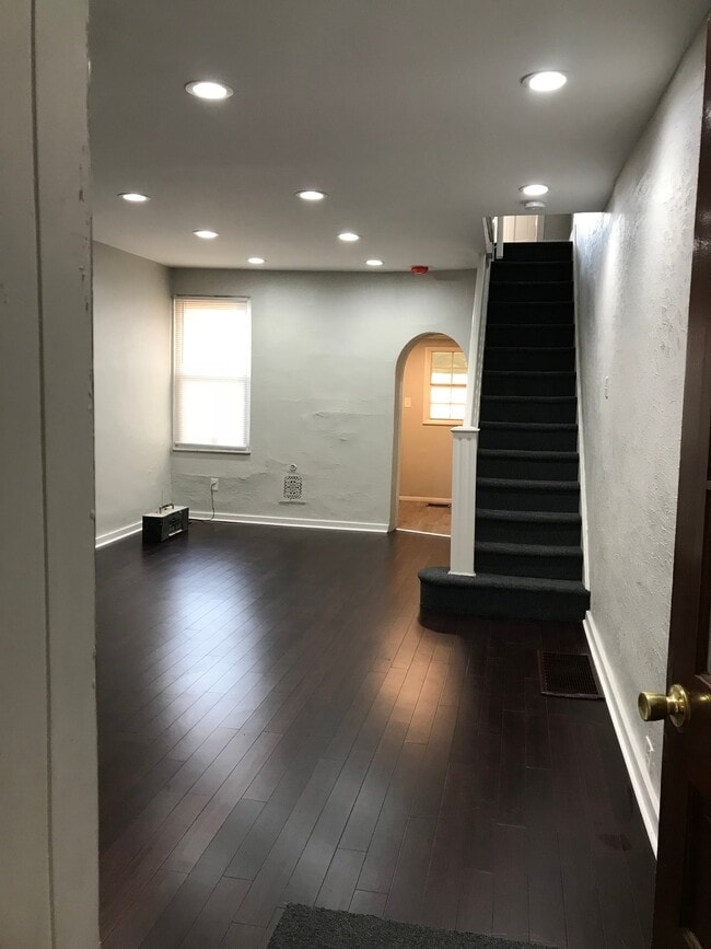 Building Photo - 6439 Glenmore Ave