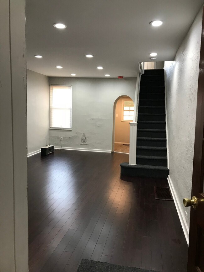 Foto del edificio - 6439 Glenmore Ave