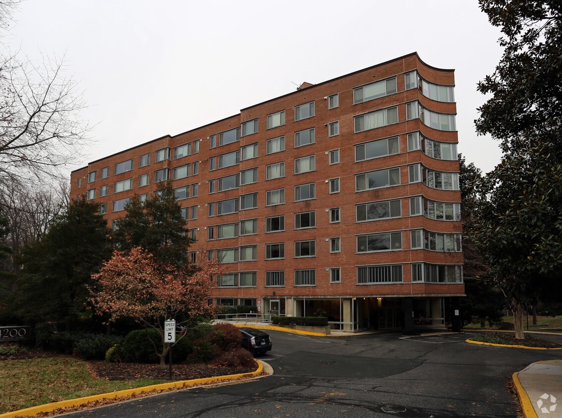 Primary Photo - 4200 Cathedral Ave NW (Washington, DC)
