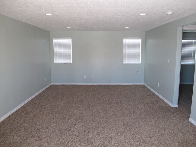 Building Photo - 2 Bedroom West Valley Home - HUGE Yard, av...