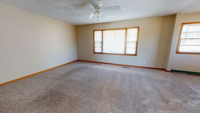 Foto del edificio - 3 Bedroom, 1 bathroom with Double Detached...