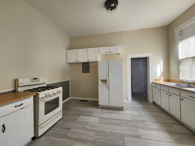 Building Photo - Midtown Duplex