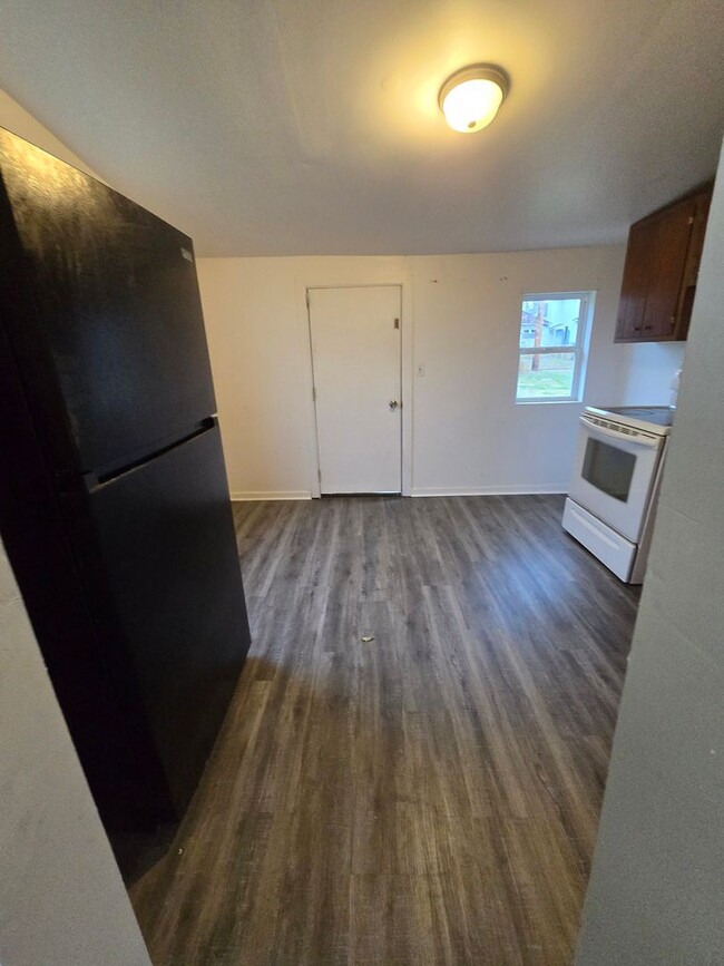 Building Photo - One Bedroom Duplex Near Walnut Street and West Jackson Street - Muncie, Indiana Rent Special $100...