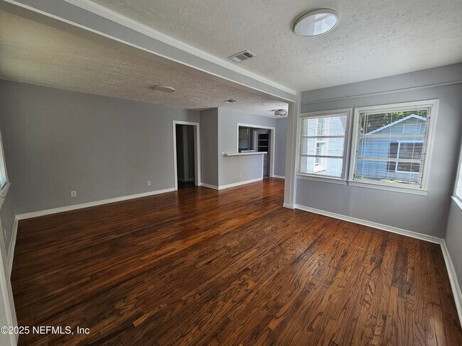 Foto del edificio - 4649 Delta Ave