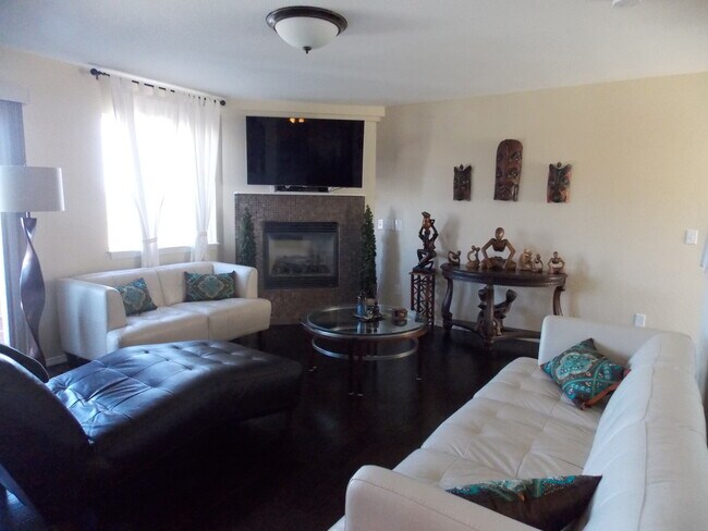 Building Photo - Westside condo with views!