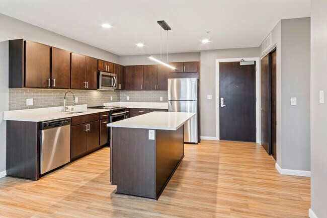 Foto del edificio - 8041 W Bluemound Rd