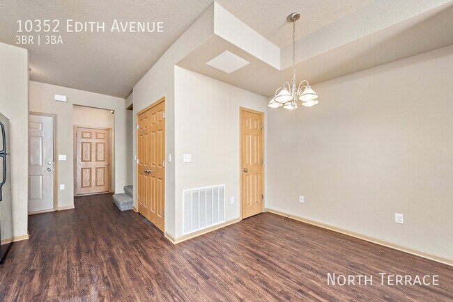 Building Photo - Updated 3BR Townhome in Piper School Distr...