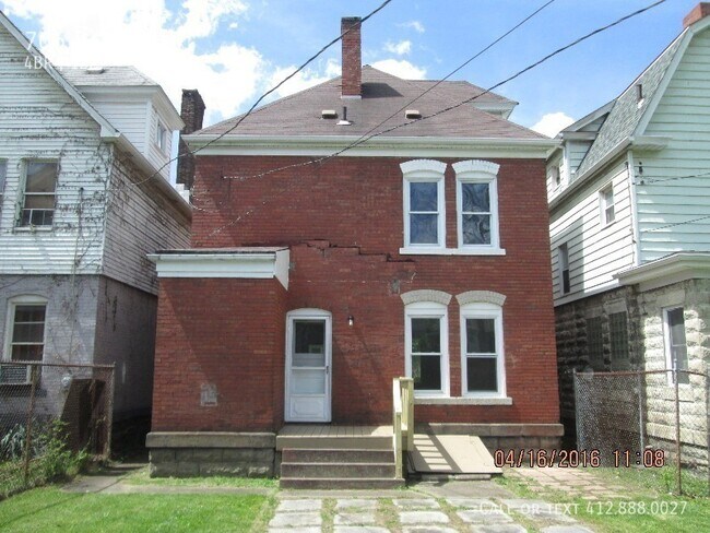 Building Photo - Huge 4 Bedroom Home in Ambridge