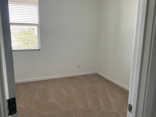 Building Photo - Move in ready 3bedroom 2 bath