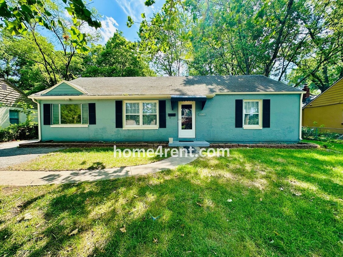 Primary Photo - Adorable Ranch in Roeland Park w/ Wood Flo...