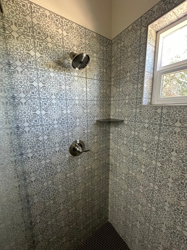 Building Photo - 918 N El Paso St