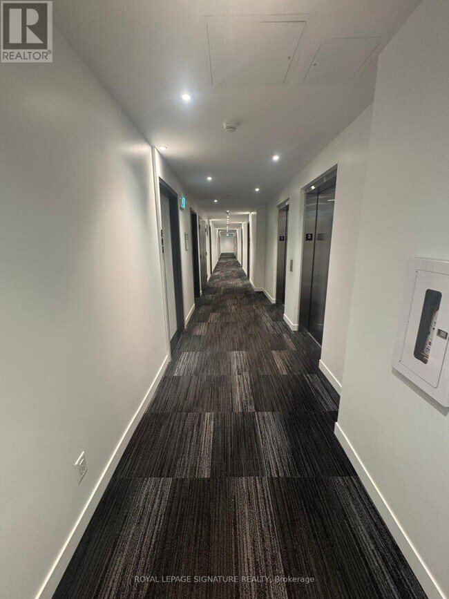 Photo du bâtiment - 900-900 St Clair Ave W