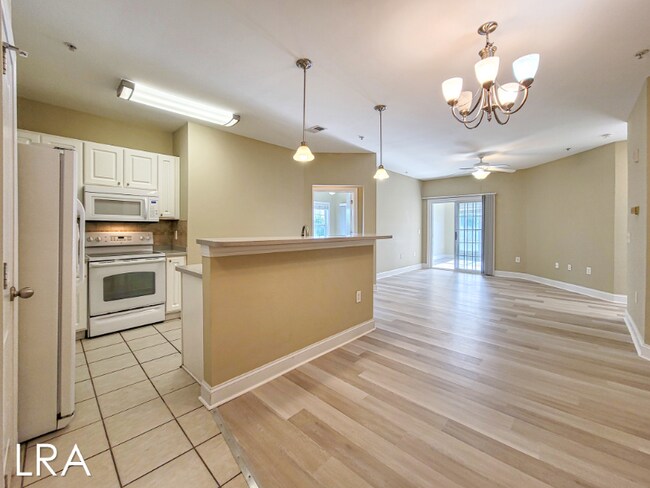 Building Photo - 100 Gateway Condos Dr