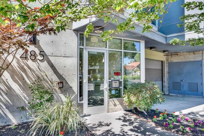 Building Photo - Gorgeous Condo in the Mosswood Neighborhoo...