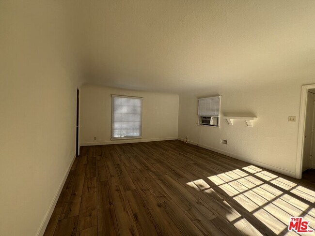 Foto del edificio - 4956 S San Vicente Blvd