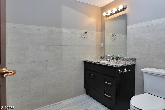 Foto del edificio - 8 Whitehall Rd