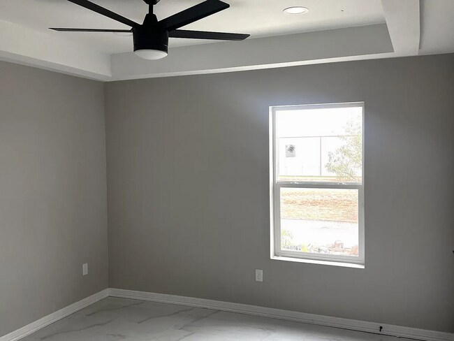 Building Photo - Hummingbird Apartments