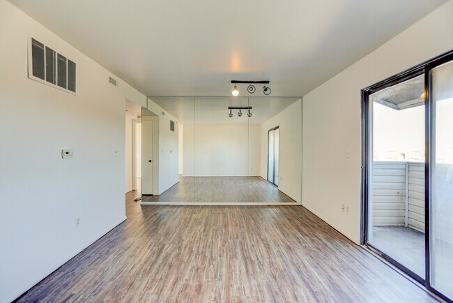 Foto del edificio - UPDATED 2 BEDROOM CONDO- Available August ...