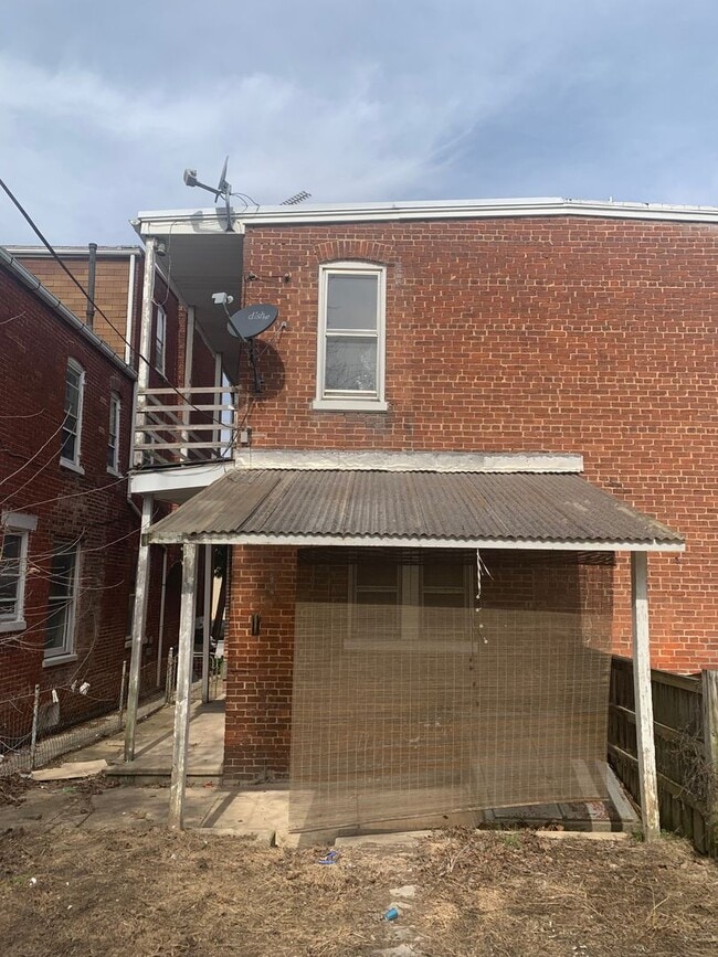 Building Photo - 4 Bedroom 1 Bath, Garage, Yard-West York D