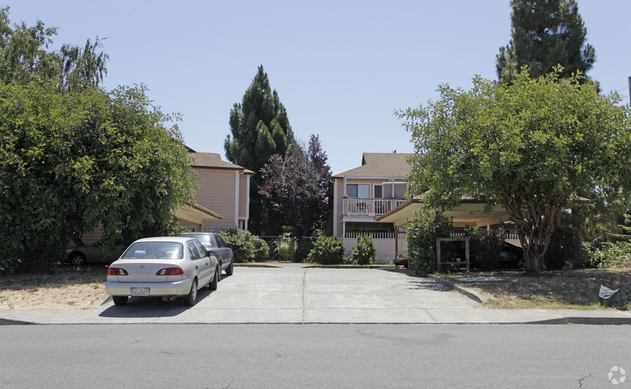 Building Photo - Colonial Village Apartments
