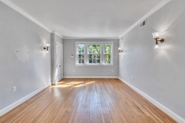 Foto del edificio - Updated Condo 3 Blocks from Metro