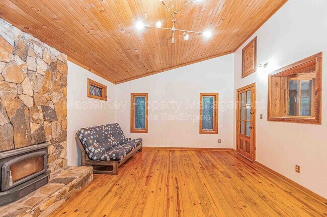Foto del edificio - 380 Hatley Rd
