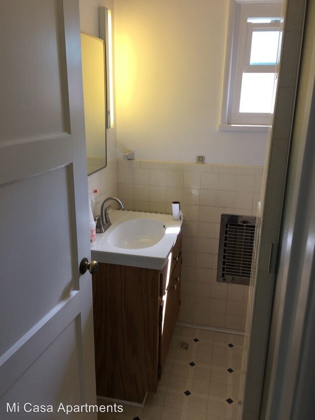 Foto principal - 2818 E Florence Ave