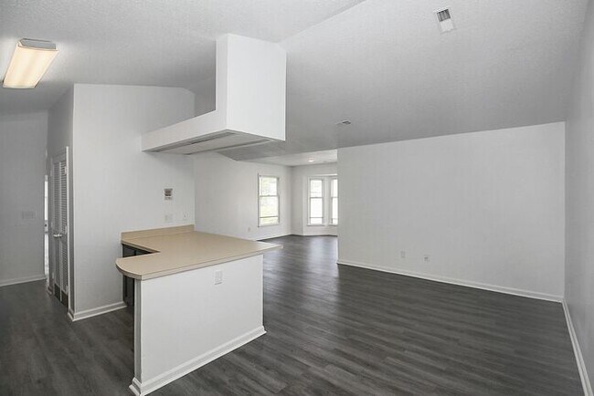 Building Photo - Updated 2BD/2BA Third Floor Condo in Rosec...