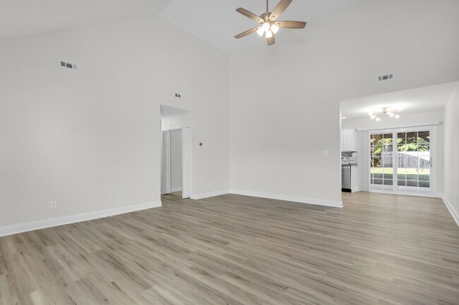 Foto del edificio - 204 Two Oaks Ct