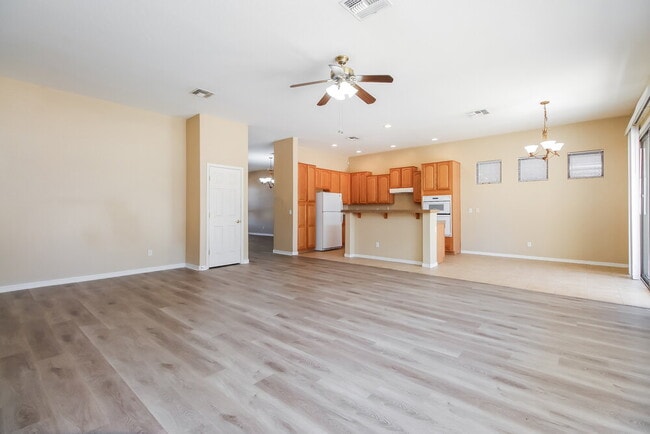 Building Photo - 513 W Remington Dr