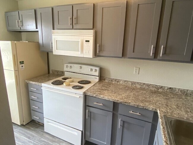 Foto del edificio - 2 BEDROOM CONDO BY UNT
