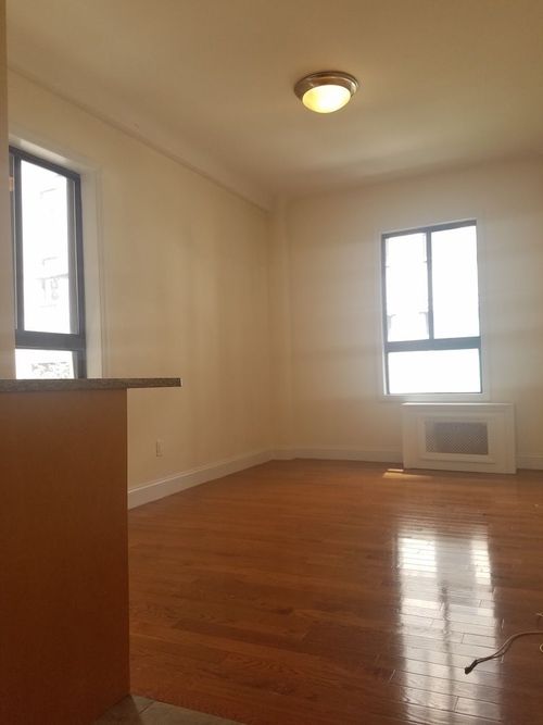 Foto principal - 300 W 49th St