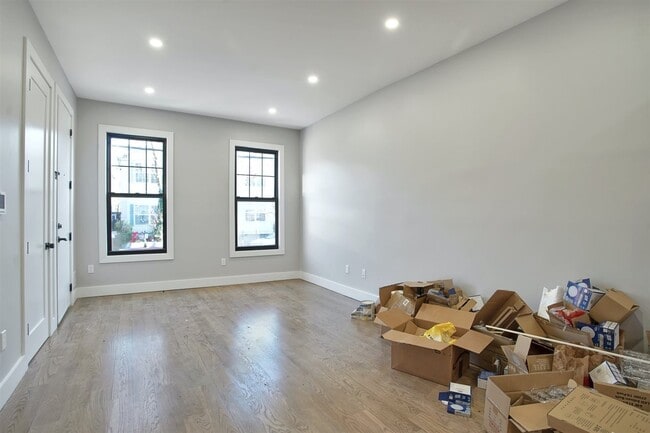 Building Photo - 221 Whiton St