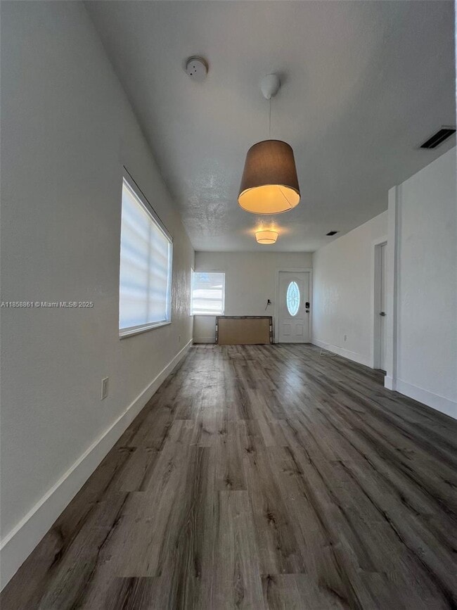 Building Photo - 530 SW 16th Ave
