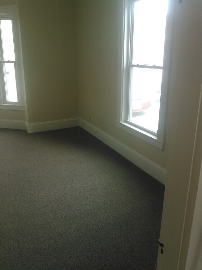 Building Photo - 123 Pleasant St