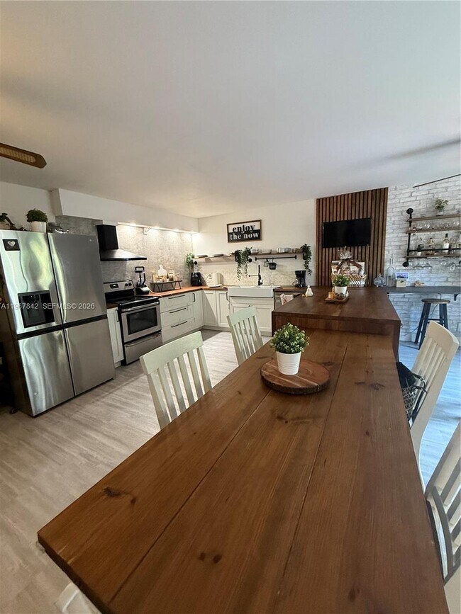 Foto del edificio - 283 Woodland Rd