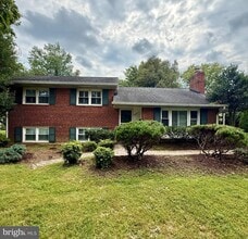 Building Photo - 1415 Mayflower Dr