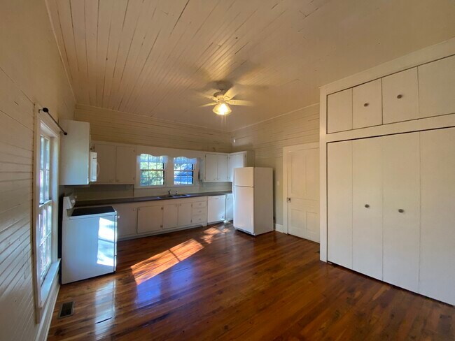 Building Photo - 229 College St