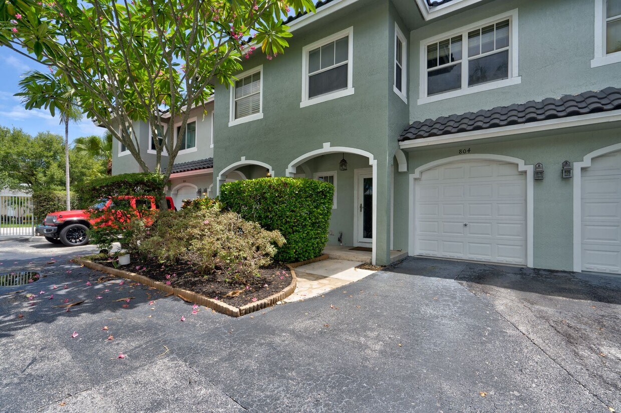 Foto principal - TWO WEEKS FREE! GORGEOUS townhouse updated...